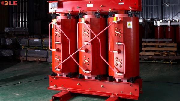 So sánh kích thước và cấu tạo giữa máy biến áp khô và máy biến áp dầu đặt cạnh nhau